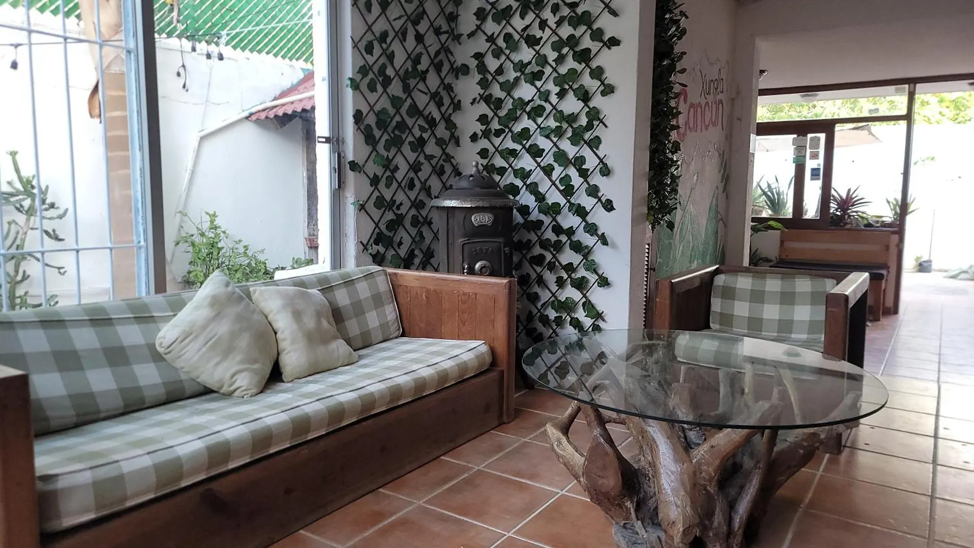 Xungla Cancún Hostel